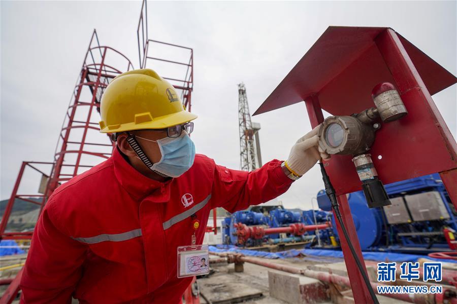 （新華全媒頭條&middot;圖文互動）（18）磨難壓不垮 奮起正當時&mdash;&mdash;習近平總書記在統(tǒng)籌推進新冠肺炎疫情防控和經(jīng)濟社會發(fā)展工作部署會議上的重要講話振奮人心凝聚力量