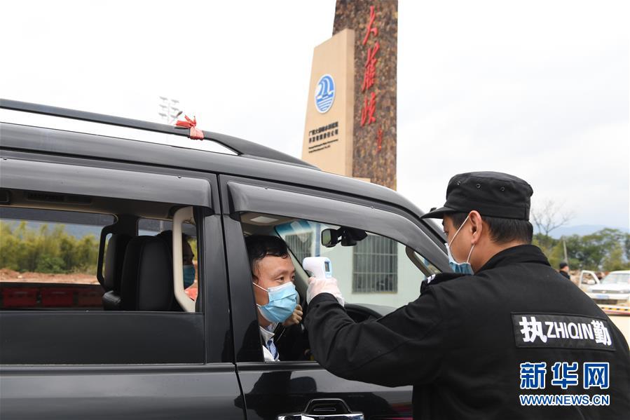 （抓好經濟發(fā)展 應對復雜局面&middot;圖文互動）（3）把疫情造成的損失降到最小&mdash;&mdash;廣西生產一線見聞