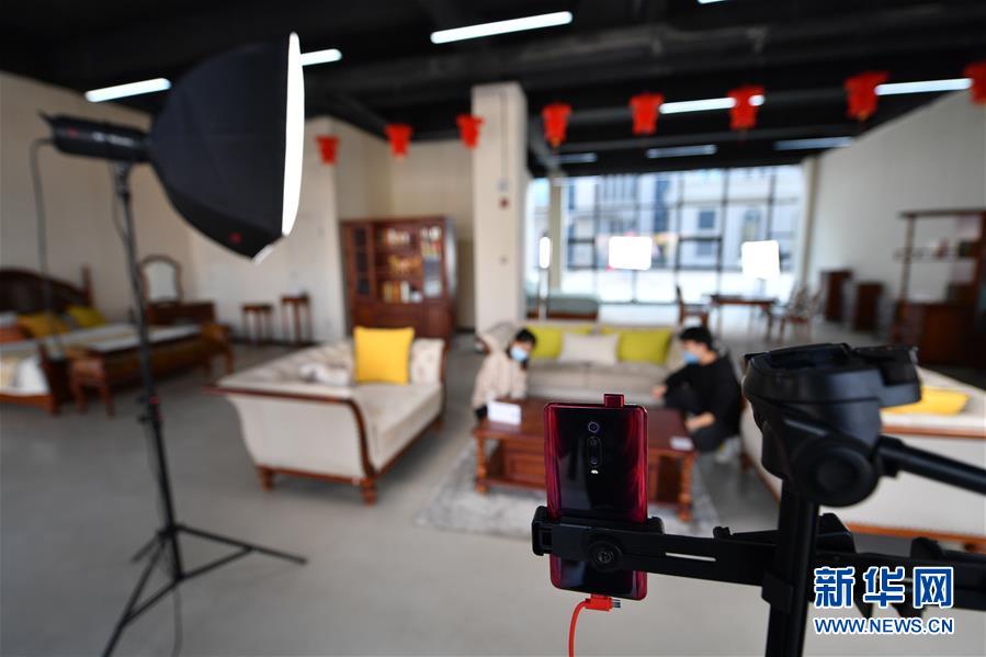 （圖文互動）（5）展會變直播 員工變網(wǎng)紅&mdash;&mdash;千億元家具產(chǎn)業(yè)別樣復工復產(chǎn)路