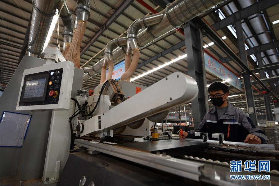 （圖文互動）（7）展會變直播 員工變網(wǎng)紅&mdash;&mdash;千億元家具產(chǎn)業(yè)別樣復工復產(chǎn)路