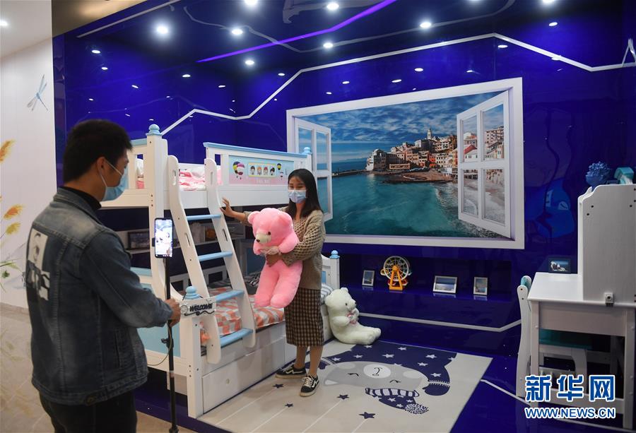 （圖文互動）（9）展會變直播 員工變網(wǎng)紅&mdash;&mdash;千億元家具產(chǎn)業(yè)別樣復工復產(chǎn)路