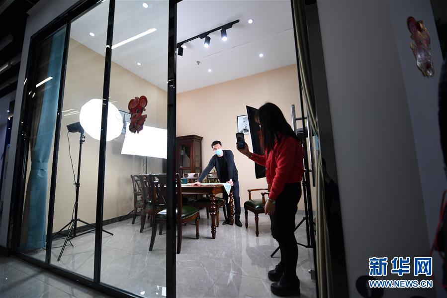 （圖文互動）（10）展會變直播 員工變網(wǎng)紅&mdash;&mdash;千億元家具產(chǎn)業(yè)別樣復工復產(chǎn)路