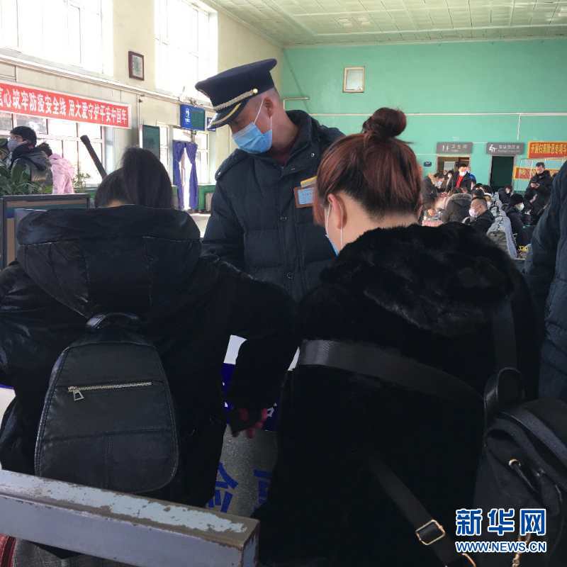 （新華網(wǎng)&middot;圖文互動）（2）疫情下，小站鐵路安檢員收獲10多萬粉絲