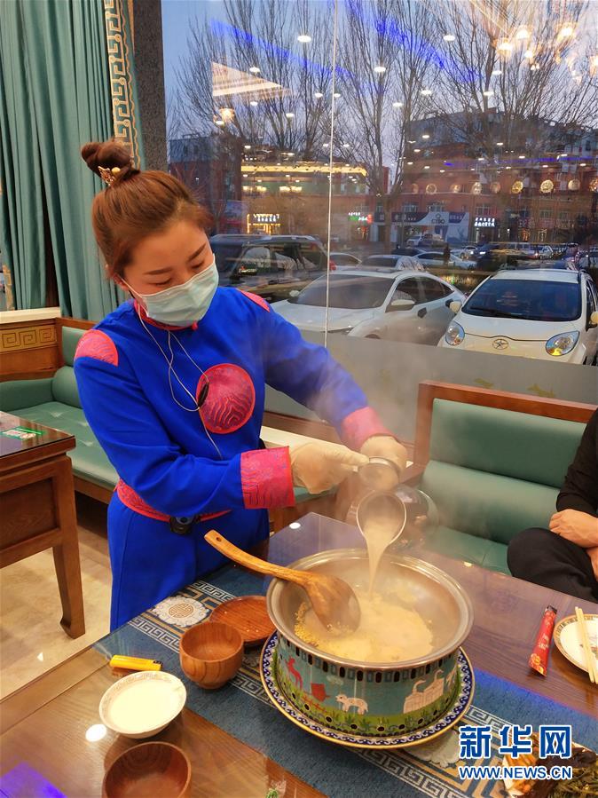 （圖文互動(dòng)）（2）特寫：限人數(shù)、分餐吃、用公筷&mdash;&mdash;偏遠(yuǎn)小城&ldquo;吃飯&rdquo;見聞