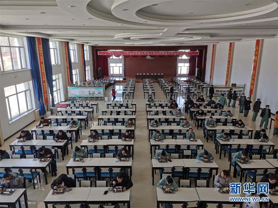 （圖文互動(dòng)）（3）特寫：限人數(shù)、分餐吃、用公筷&mdash;&mdash;偏遠(yuǎn)小城&ldquo;吃飯&rdquo;見聞