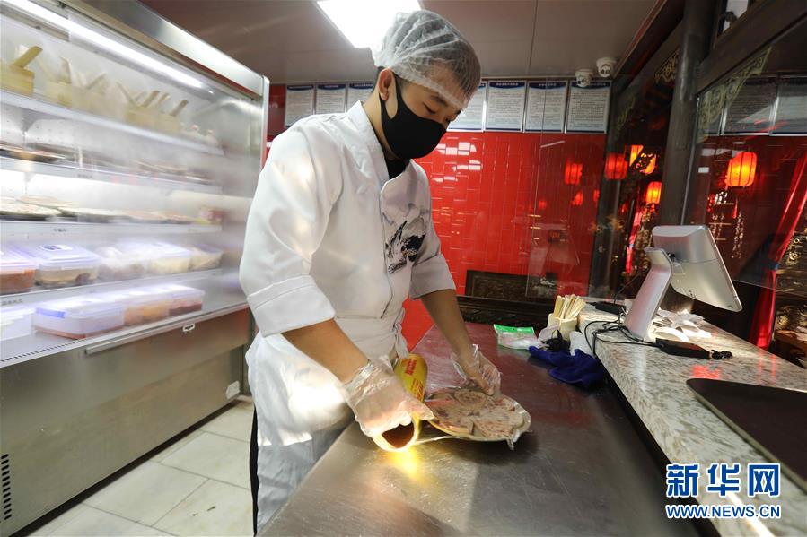 （圖文互動(dòng)）（4）特寫：限人數(shù)、分餐吃、用公筷&mdash;&mdash;偏遠(yuǎn)小城&ldquo;吃飯&rdquo;見聞