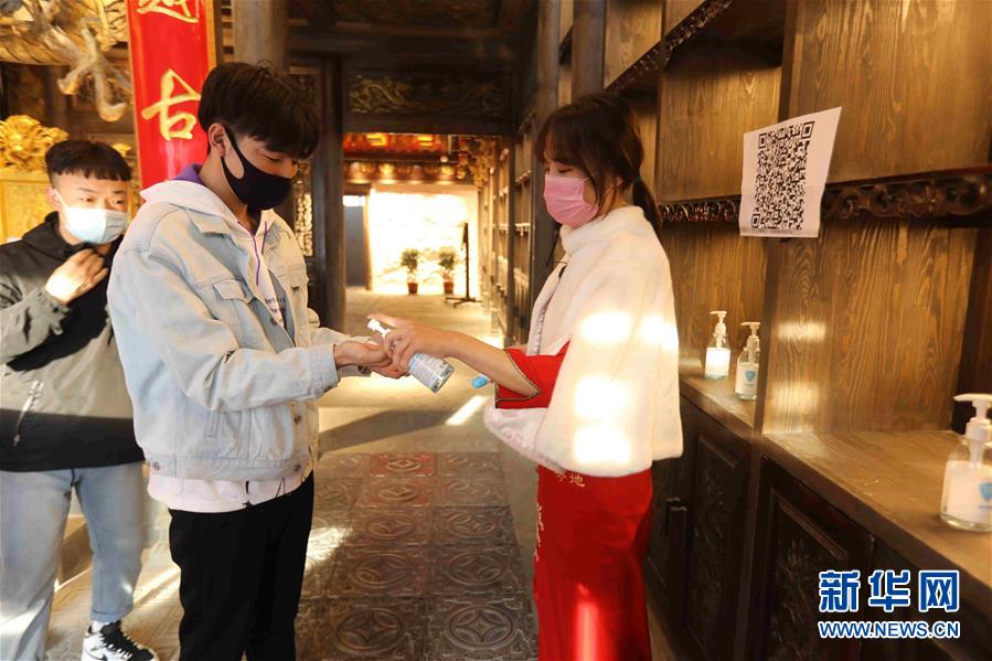 （圖文互動(dòng)）（5）特寫：限人數(shù)、分餐吃、用公筷&mdash;&mdash;偏遠(yuǎn)小城&ldquo;吃飯&rdquo;見聞