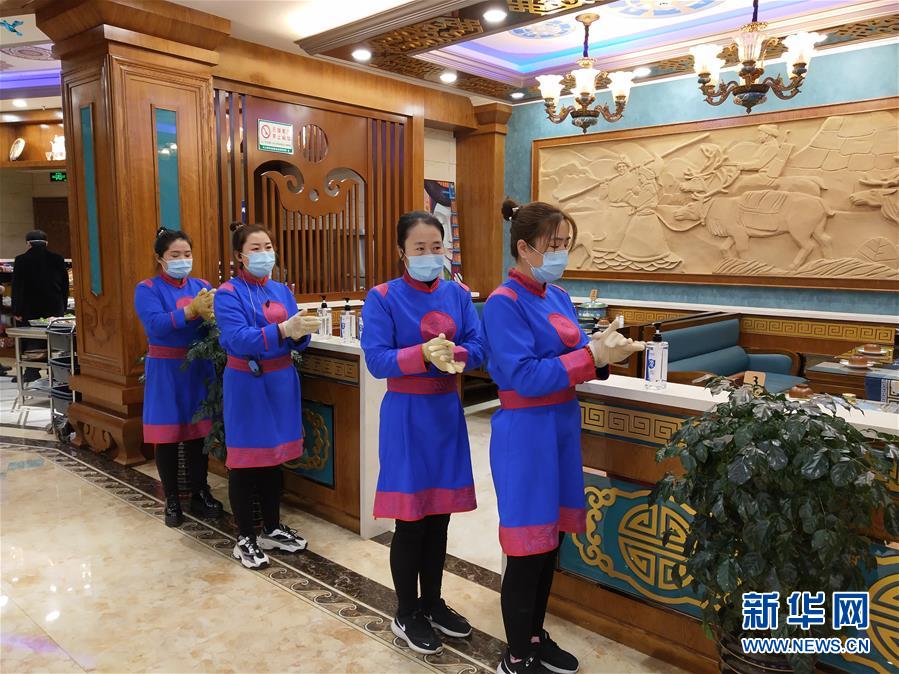 （圖文互動(dòng)）（6）特寫：限人數(shù)、分餐吃、用公筷&mdash;&mdash;偏遠(yuǎn)小城&ldquo;吃飯&rdquo;見聞