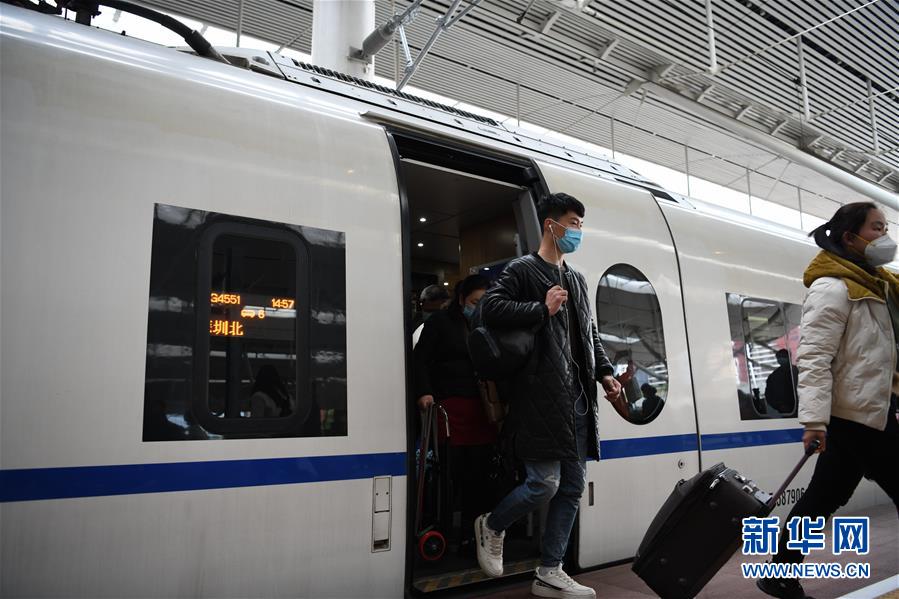 (新華全媒頭條·圖文互動(dòng))(10)暢通復(fù)工復(fù)產(chǎn)“生命線”——全國恢復(fù)正常交通運(yùn)輸秩序