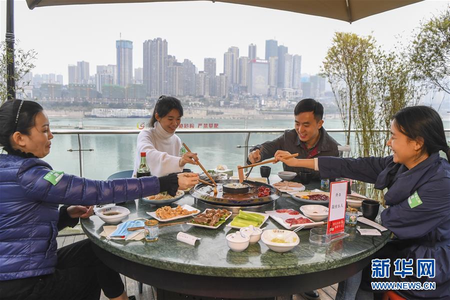 （聚焦復(fù)工復(fù)產(chǎn)&middot;圖文互動(dòng)）（3）重慶兩江又飄火鍋香