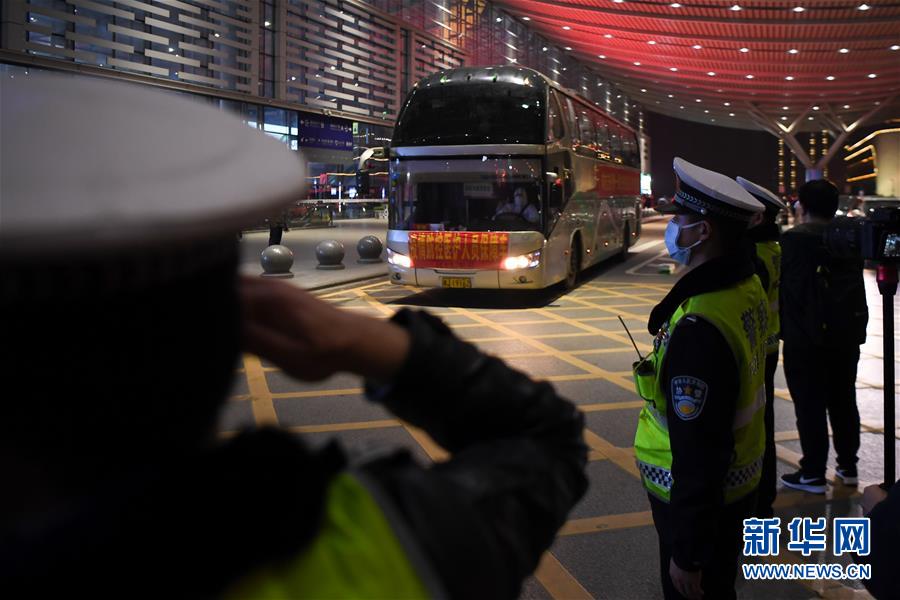 （新華全媒頭條&middot;圖文互動(dòng)）（15）最美逆行者，武漢永遠(yuǎn)記得你！&mdash;&mdash;首批援鄂醫(yī)療隊(duì)返程紀(jì)實(shí)