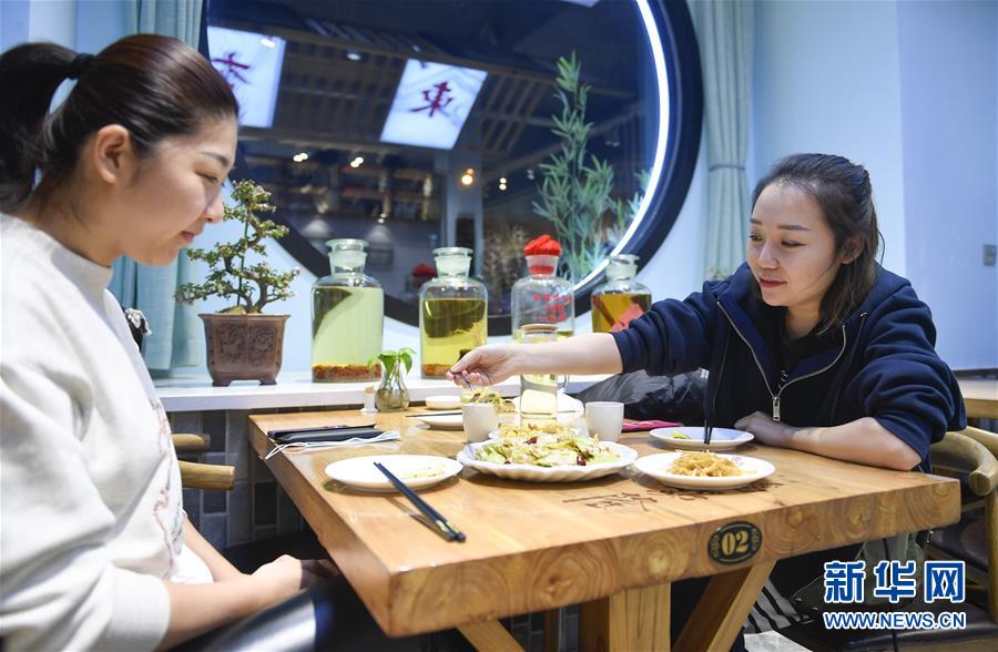 （圖文互動）（4）東北&ldquo;大盤菜&rdquo;與&ldquo;公勺公筷&rdquo;攜手同行