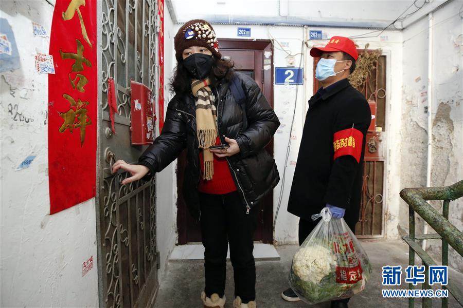 （習(xí)近平致敬的戰(zhàn)&ldquo;疫&rdquo;英雄&middot;社區(qū)工作者篇&middot;圖文互動(dòng)）（6）他們，堅(jiān)守一線戰(zhàn)風(fēng)雨