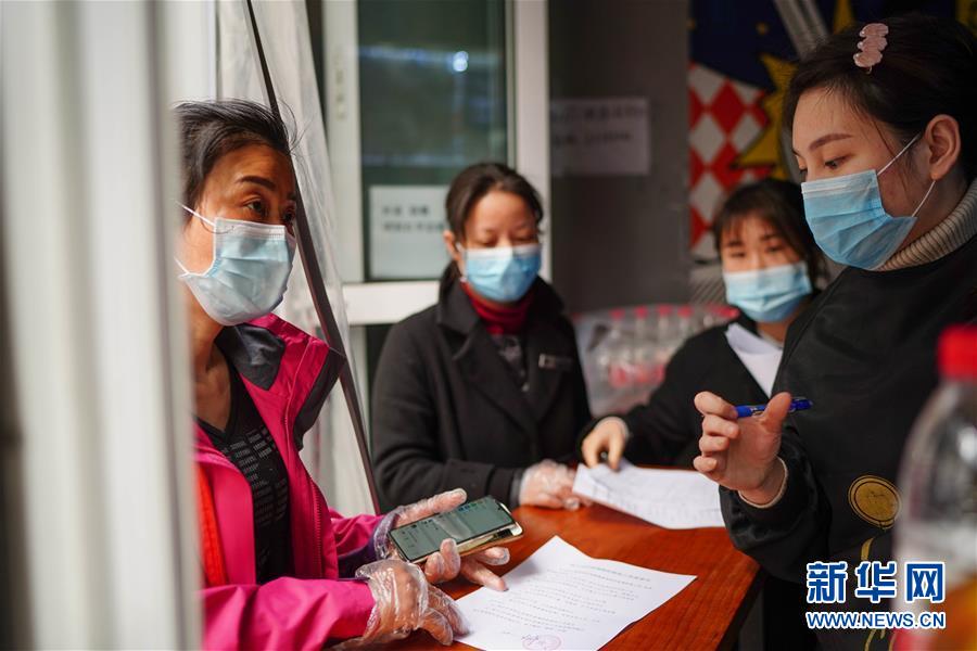 （習(xí)近平致敬的戰(zhàn)&ldquo;疫&rdquo;英雄&middot;社區(qū)工作者篇&middot;圖文互動(dòng)）（7）他們，堅(jiān)守一線戰(zhàn)風(fēng)雨