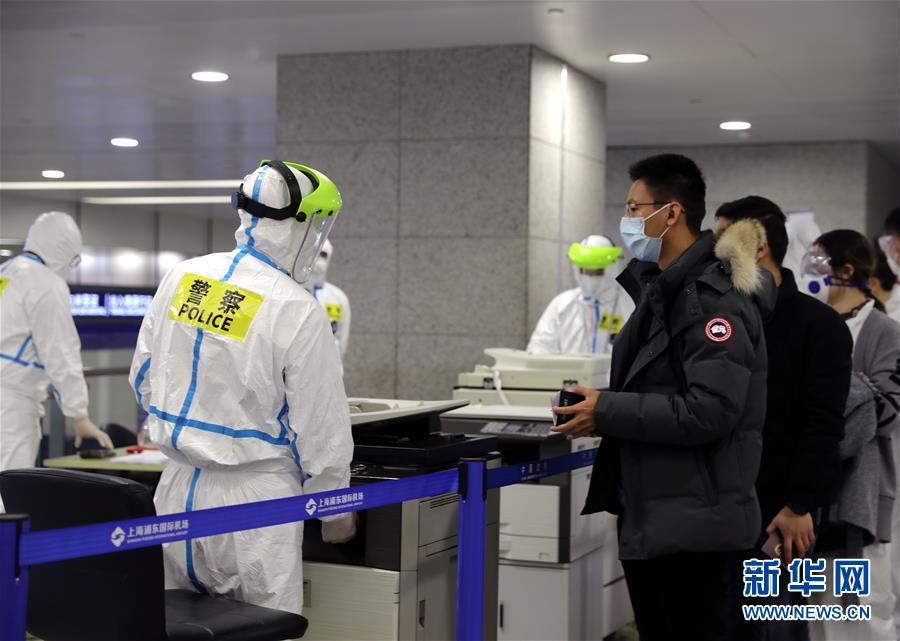 (聚焦疫情防控·圖文互動)(3)用青春筑牢防疫“長城”——上海青年突擊隊(duì)嚴(yán)守浦東國際機(jī)場第一線