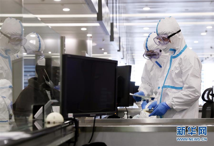 (聚焦疫情防控·圖文互動)(4)用青春筑牢防疫“長城”——上海青年突擊隊(duì)嚴(yán)守浦東國際機(jī)場第一線