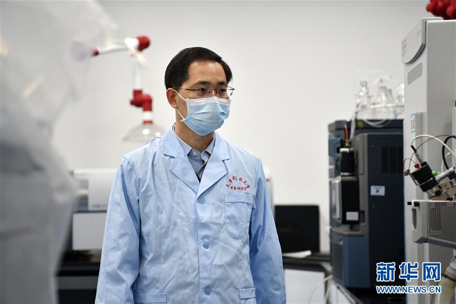 （習(xí)近平致敬的戰(zhàn)&ldquo;疫&rdquo;英雄&middot;科技工作者篇&middot;圖文互動）（6）他們，爭分奪秒與病魔較量