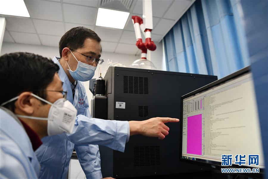 （習(xí)近平致敬的戰(zhàn)&ldquo;疫&rdquo;英雄&middot;科技工作者篇&middot;圖文互動）（7）他們，爭分奪秒與病魔較量