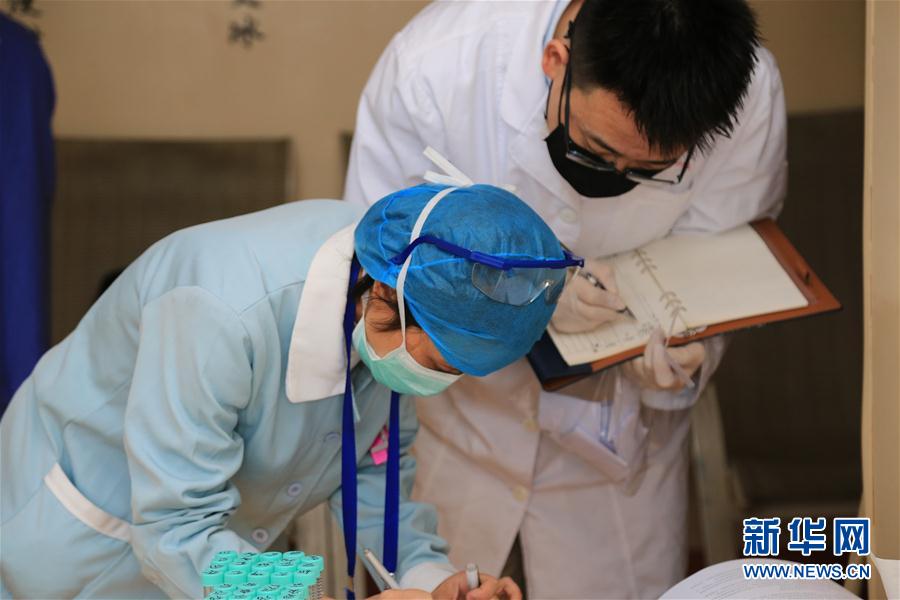 （習(xí)近平致敬的戰(zhàn)&ldquo;疫&rdquo;英雄&middot;科技工作者篇&middot;圖文互動）（8）他們，爭分奪秒與病魔較量