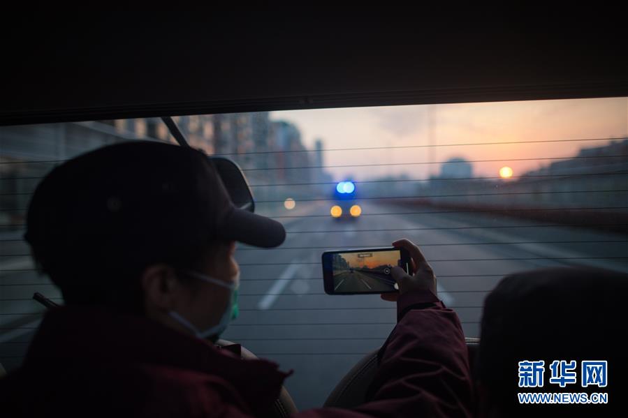 （新華全媒頭條&middot;習(xí)近平致敬的戰(zhàn)&ldquo;疫&rdquo;英雄&middot;武漢人民篇&middot;圖文互動）（12）壯哉，大武漢&mdash;&mdash;獻給英雄的武漢人民