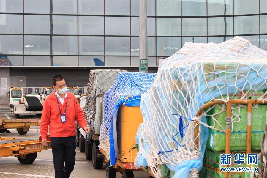 （一線抗疫群英譜&middot;圖文互動(dòng)）機(jī)坪上，他為抗疫物資保駕護(hù)航