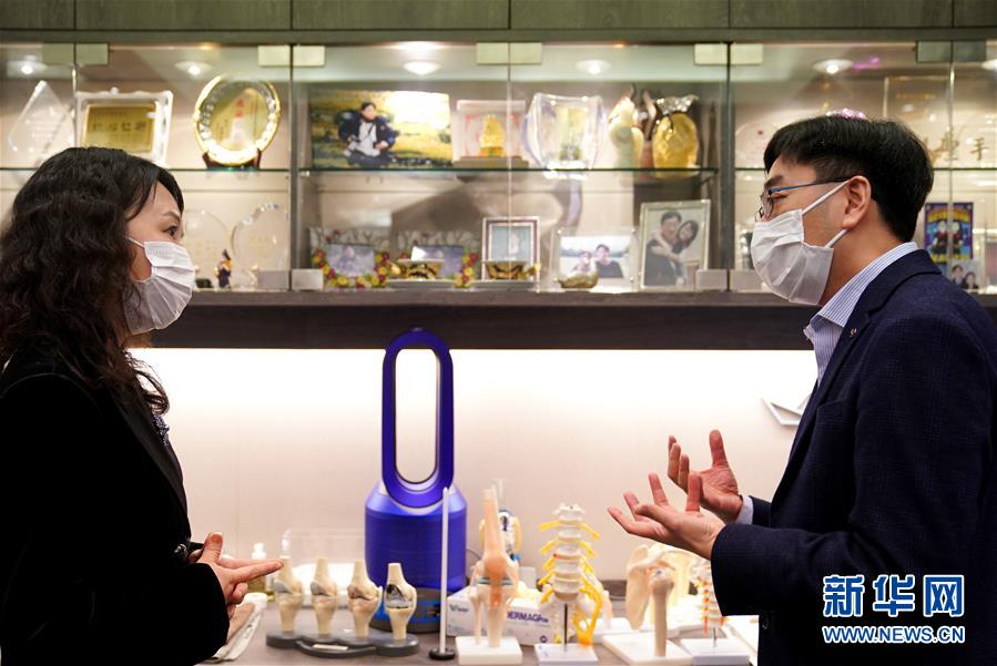 （香港故事&middot;圖文互動(dòng)）（2）從&ldquo;非典&rdquo;到新冠，一位香港醫(yī)生親歷的兩次抗疫