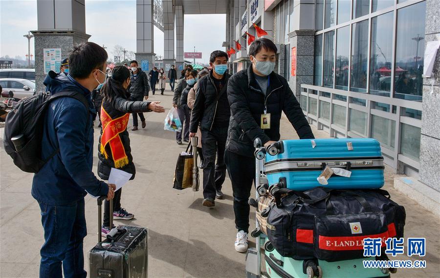 （在習近平新時代中國特色社會主義思想指引下&mdash;&mdash;新時代新作為新篇章&middot;習近平總書記關(guān)切事&middot;圖文互動）（3）讓貧困勞動力端穩(wěn)就業(yè)的&ldquo;飯碗&rdquo;&mdash;&mdash;各地就業(yè)扶貧不松勁鞏固脫貧成果