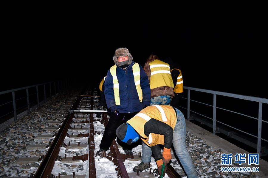 (新華全媒頭條·圖文互動(dòng))(8)用腳步和忠誠守護(hù)雪域天路——記青藏鐵路望昆線路車間副主任于本蕃