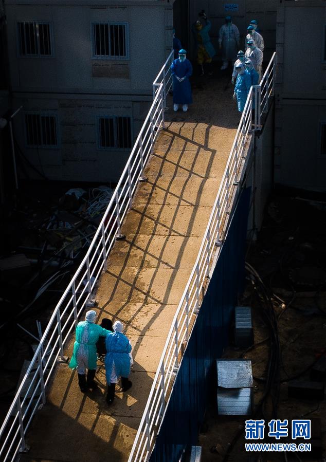 （聚焦疫情防控&middot;圖文互動）（10）分秒必爭！一切為了治病救人&mdash;&mdash;中國抗疫生命至上的生動實踐