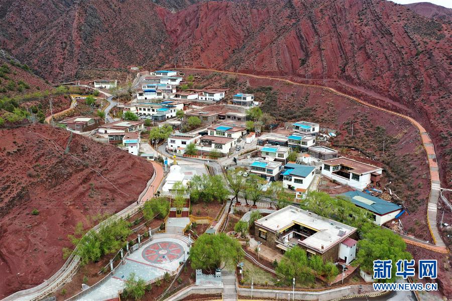 （圖文互動(dòng)）（1）康巴漢子巧手&ldquo;畫(huà)&rdquo;出致富路