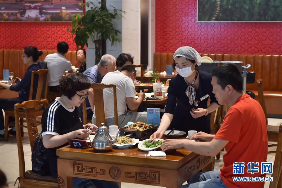 （圖文互動(dòng)）（3）北京節(jié)日市場(chǎng)復(fù)工忙、人氣旺