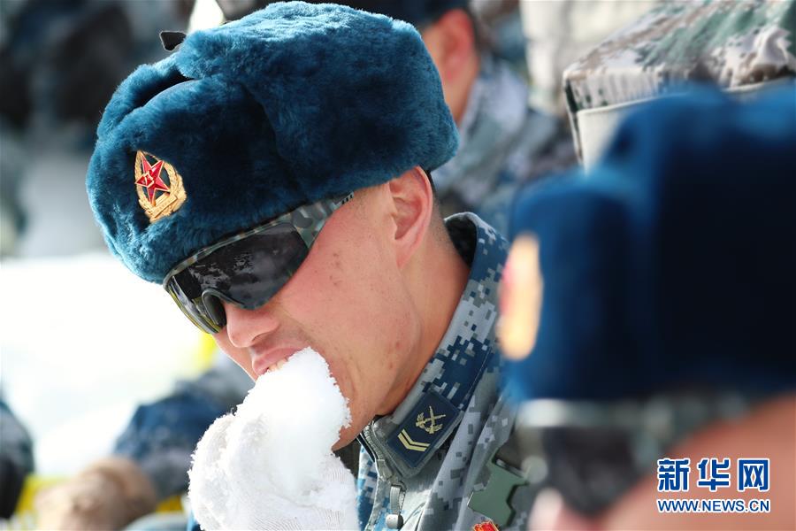 （圖文互動(dòng)）（3）特寫(xiě)：山再高，也要把給養(yǎng)送上去！