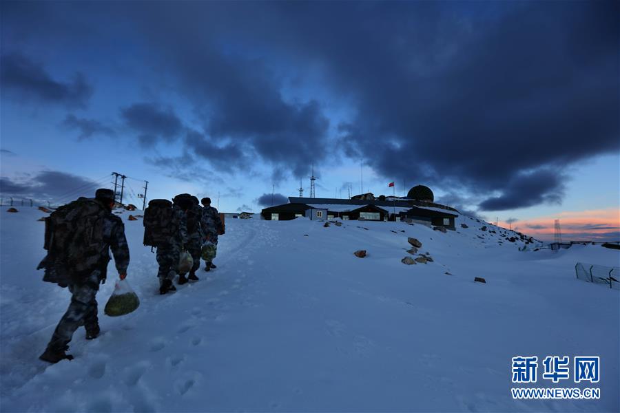 （圖文互動(dòng)）（5）特寫(xiě)：山再高，也要把給養(yǎng)送上去！