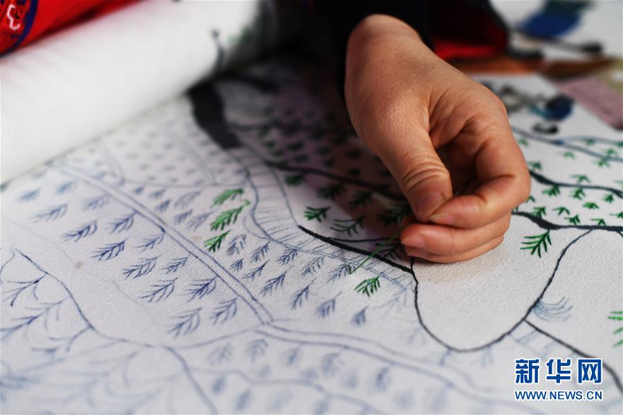 （兩會(huì)人物&middot;圖文互動(dòng)）（2）帶娃、賺錢兩不誤&mdash;&mdash;一位農(nóng)民工代表眼中的脫貧新工作