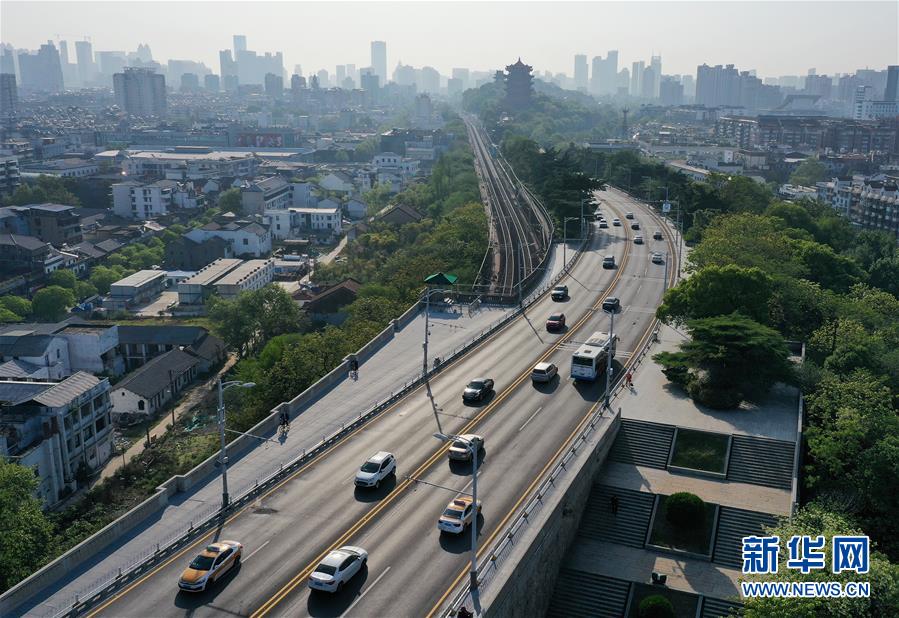 （新華全媒頭條&middot;圖文互動(dòng)）（13）從人民中汲取磅礴力量&mdash;&mdash;習(xí)近平總書記同出席2020年全國兩會(huì)人大代表、政協(xié)委員共商國是紀(jì)實(shí)