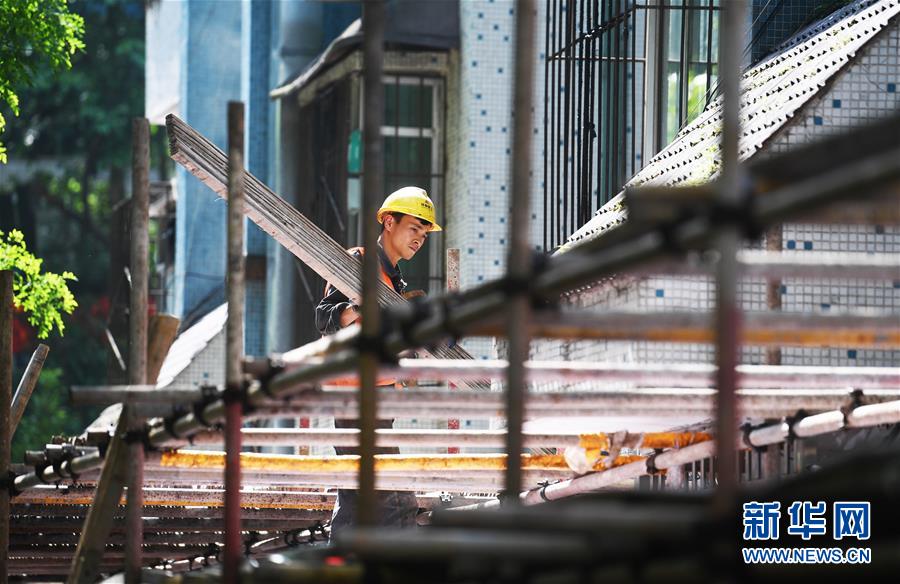 （新華全媒頭條&middot;兩會精神看落實&middot;圖文互動）（8）努力讓群眾看到變化得到實惠&mdash;&mdash;落實全國兩會精神持續(xù)保障和改善民生述評