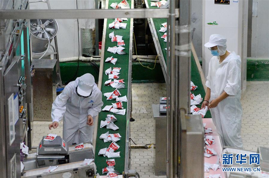 （圖文互動(dòng)）（1）烏魯木齊：實(shí)施&ldquo;哺育工程&rdquo; 23萬余學(xué)齡前兒童免費(fèi)喝牛奶