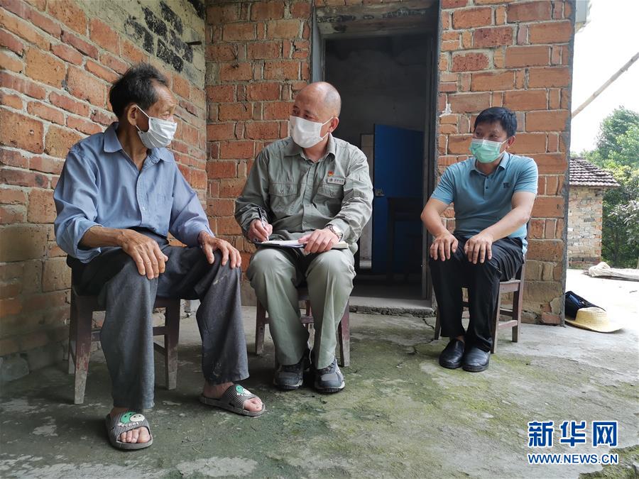 (決戰(zhàn)決勝脫貧攻堅(jiān)·圖文互動(dòng))(2)駐村第一書記當(dāng)起“蝦農(nóng)”“牛倌”