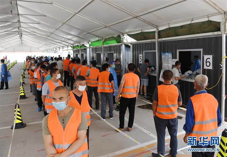 （新華全媒頭條&middot;圖文互動）（8）構筑守護城市、守護生命的堅強防線&mdash;&mdash;北京開展大規(guī)模核酸檢測