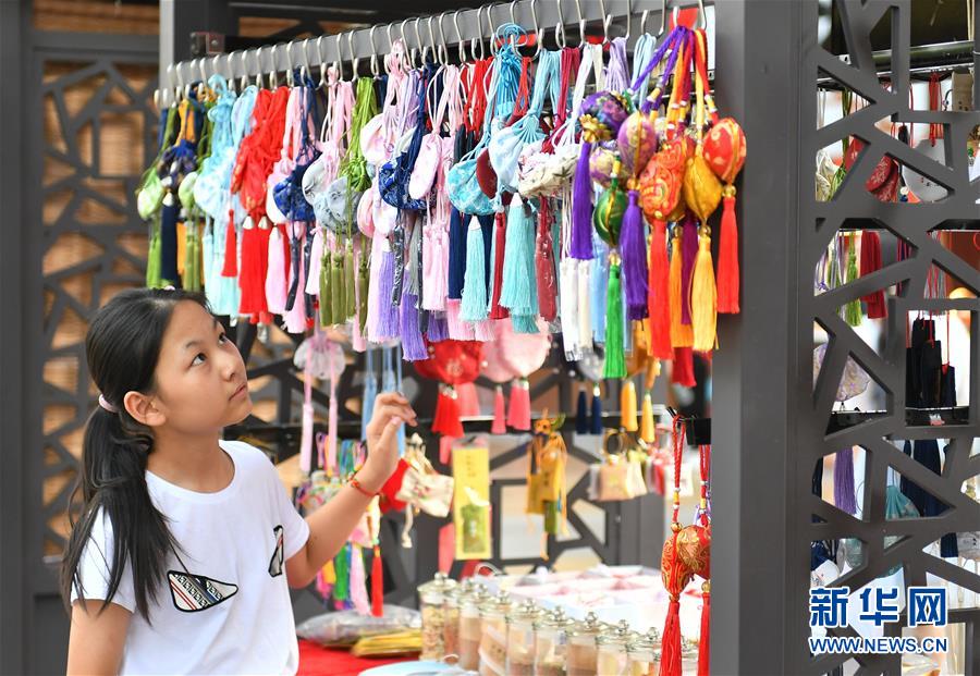 （新華全媒頭條&middot;圖文互動）（4）線上線下消費升溫 文旅活動邁上&ldquo;云端&rdquo;&mdash;&mdash;端午假期透視我國經(jīng)濟高質量發(fā)展新動力