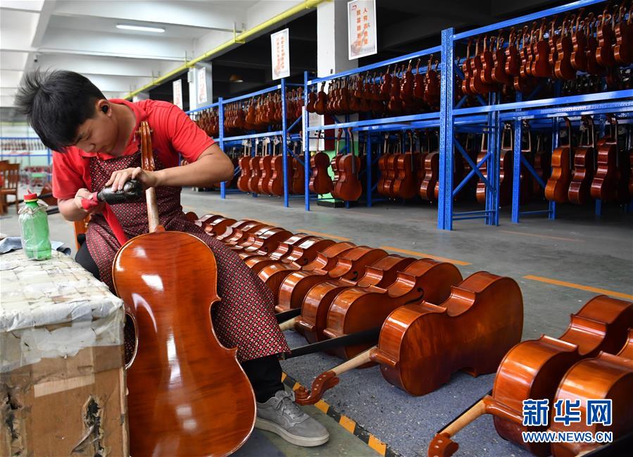 （走向我們的小康生活&middot;圖文互動(dòng)）（1）放下鋤頭，卻撥動(dòng)命運(yùn)的琴弦