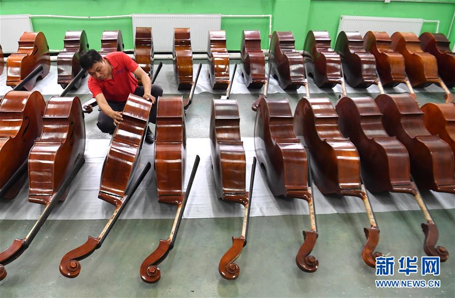 （走向我們的小康生活&middot;圖文互動(dòng)）（2）放下鋤頭，卻撥動(dòng)命運(yùn)的琴弦