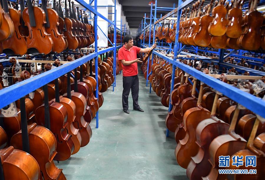 （走向我們的小康生活&middot;圖文互動(dòng)）（3）放下鋤頭，卻撥動(dòng)命運(yùn)的琴弦