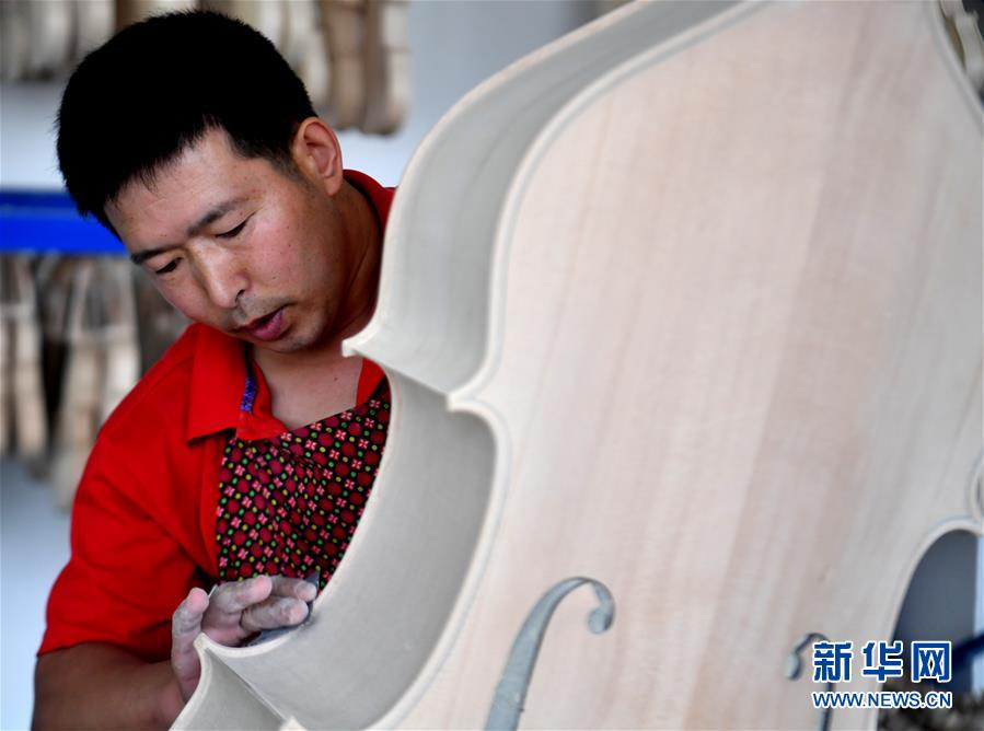 （走向我們的小康生活&middot;圖文互動(dòng)）（4）放下鋤頭，卻撥動(dòng)命運(yùn)的琴弦