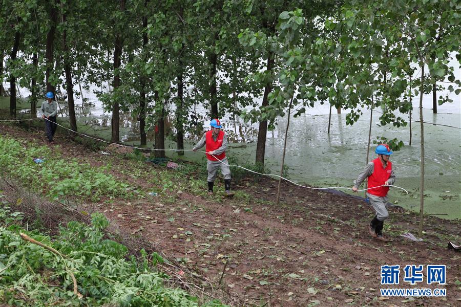 （圖文互動）（2）搶險！群眾的安全高于一切&mdash;&mdash;湖北統(tǒng)籌部署緊急應對洪澇災害