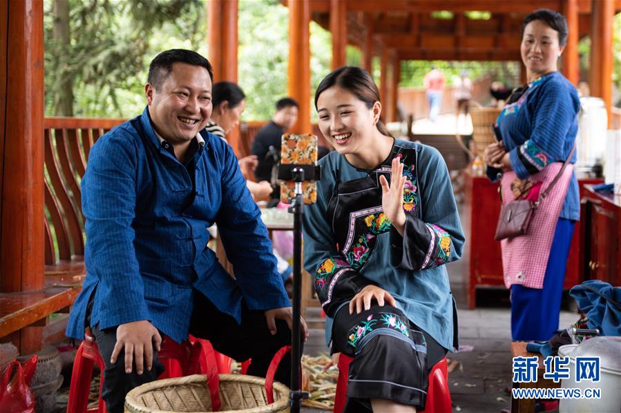 （新華全媒頭條&middot;走向我們的小康生活&middot;圖文互動）（10）那山，那人，那苗寨&mdash;&mdash;十八洞村三代人的奮斗史