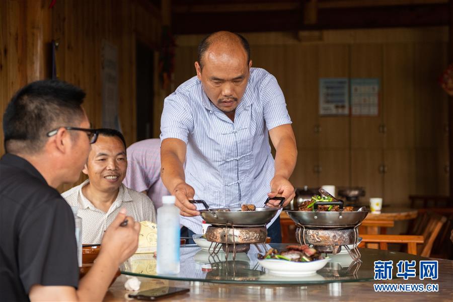 （新華全媒頭條&middot;走向我們的小康生活&middot;圖文互動）（9）那山，那人，那苗寨&mdash;&mdash;十八洞村三代人的奮斗史
