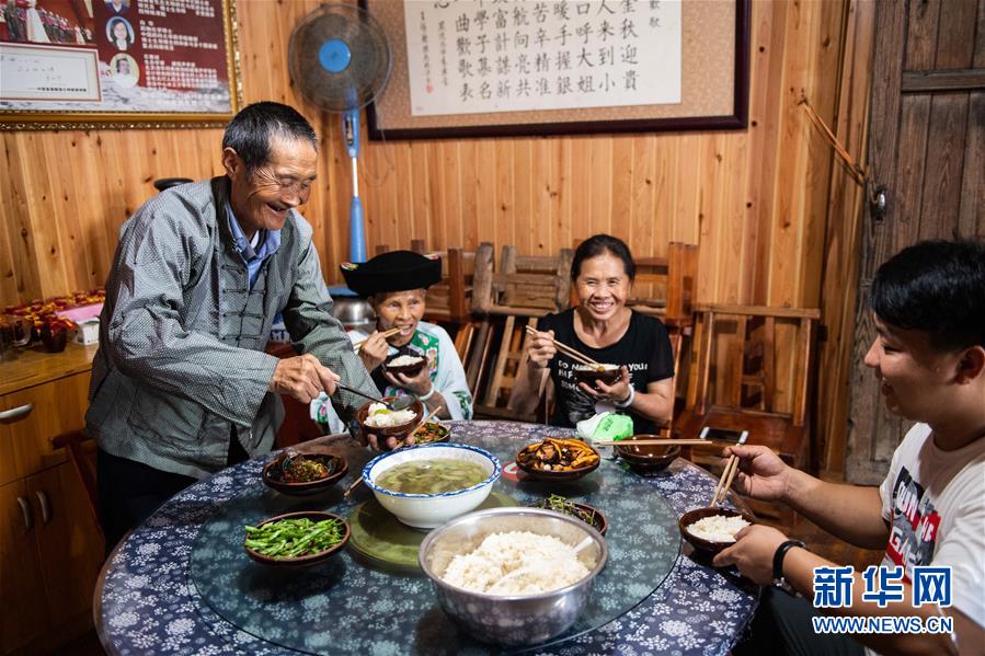 （新華全媒頭條&middot;走向我們的小康生活&middot;圖文互動）（2）那山，那人，那苗寨&mdash;&mdash;十八洞村三代人的奮斗史