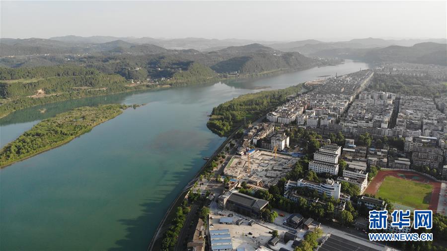 （新華全媒頭條&middot;走向我們的小康生活&middot;圖文互動(dòng)）（7）奮斗繪就&ldquo;新天府&rdquo;&mdash;&mdash;川蜀大地干群&ldquo;戰(zhàn)貧&rdquo;軌跡掃描