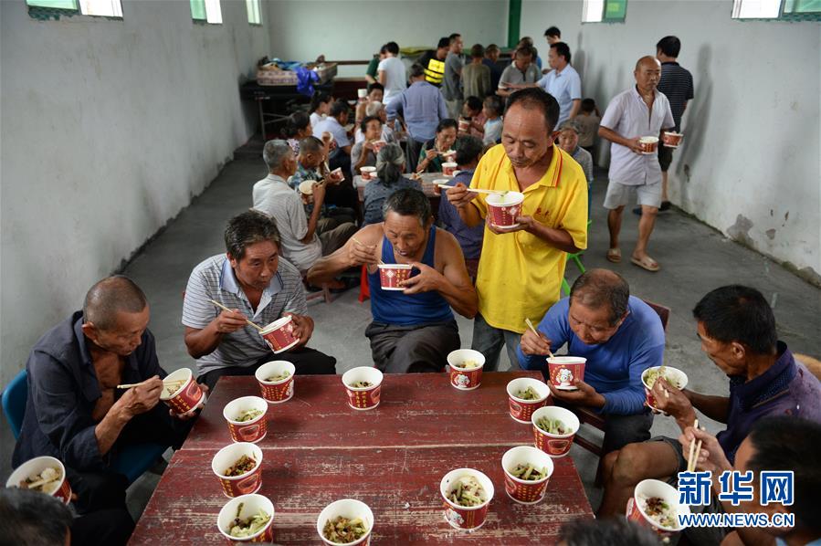 （在習(xí)近平新時代中國特色社會主義思想指引下&mdash;&mdash;新時代新作為新篇章&middot;習(xí)近平總書記關(guān)切事&middot;圖文互動）（9）遮風(fēng)雨 送安穩(wěn)&mdash;&mdash;受災(zāi)群眾轉(zhuǎn)移安置中的暖心故事